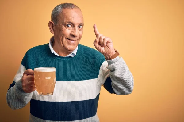 Hoge Knappe Man Die Een Pot Bier Drinkt Staande Een — Stockfoto