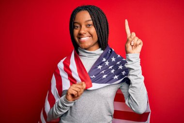Bağımsızlık gününde Amerika Birleşik Devletleri bayrağı taşıyan genç Afro-Amerikan vatansever kadın bir fikir ya da soruyla şaşırdı.
