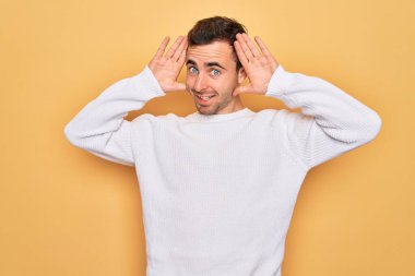 Mavi gözlü, sıradan bir süveter giyen, sarı arka planda gülümseyen, güler yüzlü, elleri havada dikizleme oyunu oynayan genç yakışıklı bir adam. Şaşırdım ve çıktım.