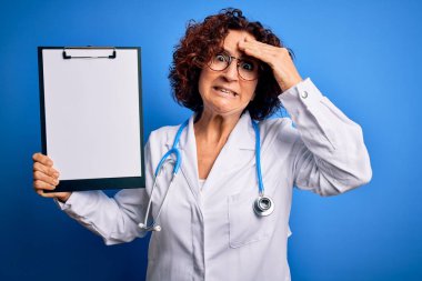 Orta yaşlı, kıvırcık saçlı, palto giyen ve steteskop tutan bir kadın. Eline pano takmış, utanç ve şaşkınlık dolu, sinirli ve hayal kırıklığına uğramış bir halde. Hata için korku ve üzüntü.