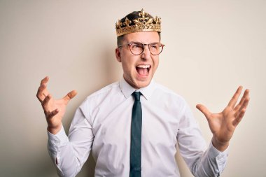 Soyutlanmış arka planda altın taç takan yakışıklı beyaz bir iş adamı. Deli gibi bağırıyor ve bağırıyor. Saldırgan bir ifade ve kollar havada. Hayal kırıklığı konsepti.