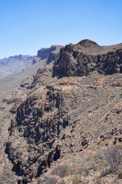 Güneşli bir günde güzel dağlar. 