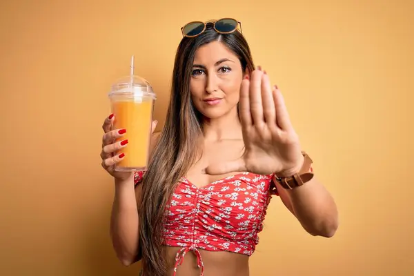 Vacker Brunett Kvinna Dricka Glas Med Hälsosam Apelsinjuice Över Gul — Stockfoto