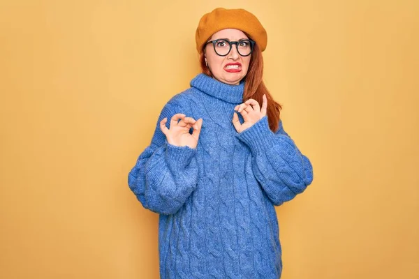 Junge Schöne Rothaarige Frau Mit Französischer Baskenmütze Und Brille Über — Stockfoto