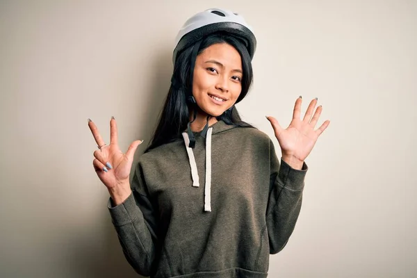 Jonge Mooie Chinese Vrouw Dragen Fietshelm Geïsoleerde Witte Achtergrond Tonen — Stockfoto