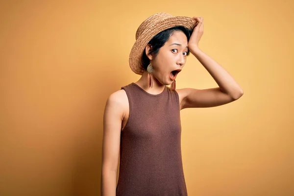 Jong Mooi Aziatisch Meisje Dragen Casual Shirt Hoed Geïsoleerde Gele — Stockfoto