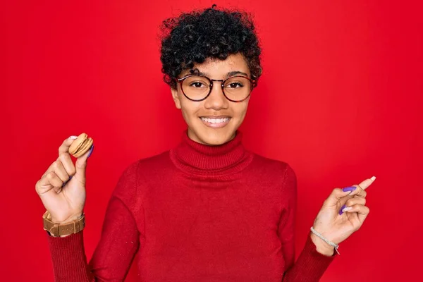 Fiatal Gyönyörű Afro Amerikai Kezében Csokoládé Francia Desszert Macaron Nagyon — Stock Fotó