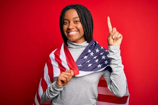 Ung Afrikansk Amerikansk Patriotisk Kvinna Bär Usa Flagga Självständighetsdagen Förvånad — Stockfoto
