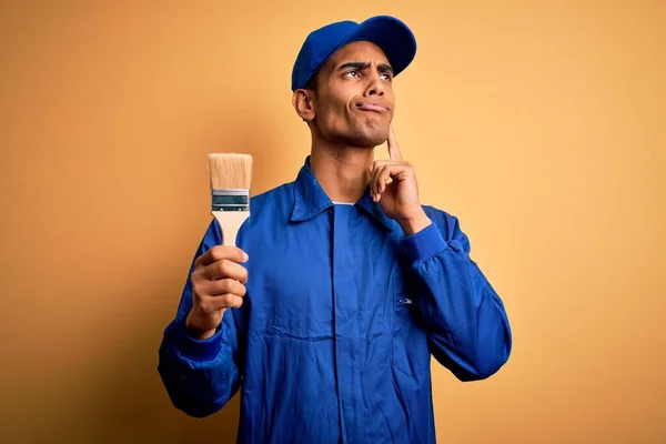Joven Pintor Afroamericano Guapo Vestido Uniforme Usando Pincel Pintura Cara — Foto de Stock