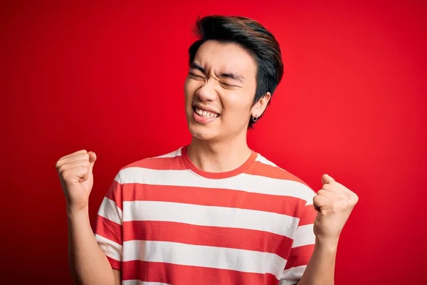 Homem Chinês Bonito Jovem Vestindo Shirt Listrada Casual Sobre Fundo — Fotografia de Stock