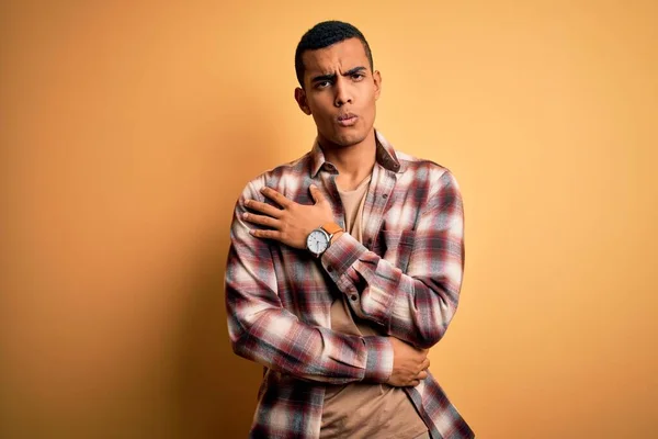 Genç Yakışıklı Afro Amerikan Bir Adam Günlük Gömleğini Giymiş Sarı — Stok fotoğraf