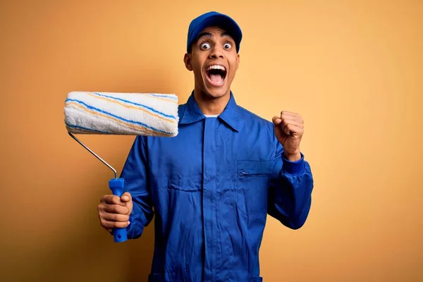 Joven Pintor Afroamericano Guapo Vestido Uniforme Usando Rodillo Pintura Gritando — Foto de Stock