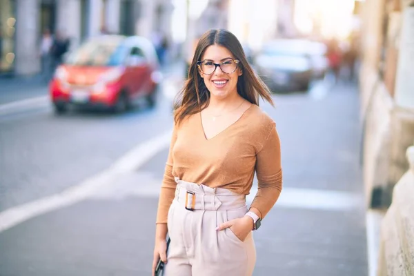 Giovane Bella Donna Sorridente Felice Fiducioso Piedi Con Sorriso Sulla — Foto Stock