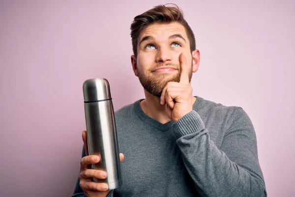 Ung Blond Man Med Skägg Och Blå Ögon Håller Termo — Stockfoto