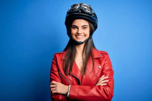 Junge Schöne Brünette Motorradfahrerin Mit Motorradhelm Und Jacke Fröhliches Lächeln — Stockfoto