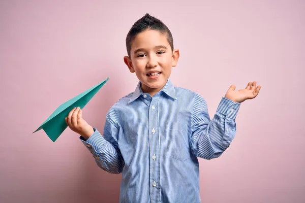 Niño Pequeño Sosteniendo Avión Papel Sobre Fondo Rosa Aislado Muy —  Fotos de Stock