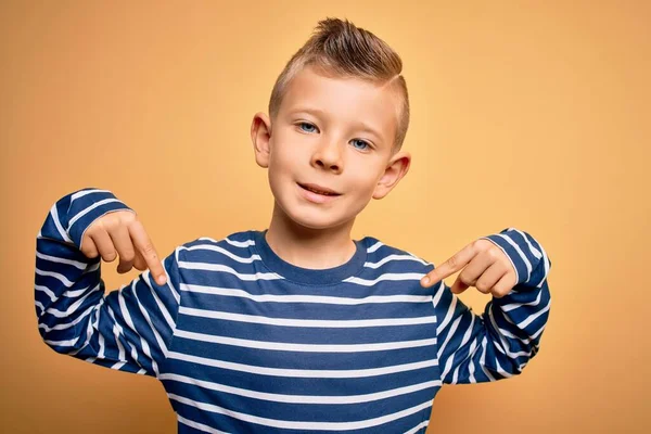 Joven Niño Caucásico Con Ojos Azules Vistiendo Camisa Rayas Náuticas — Foto de Stock