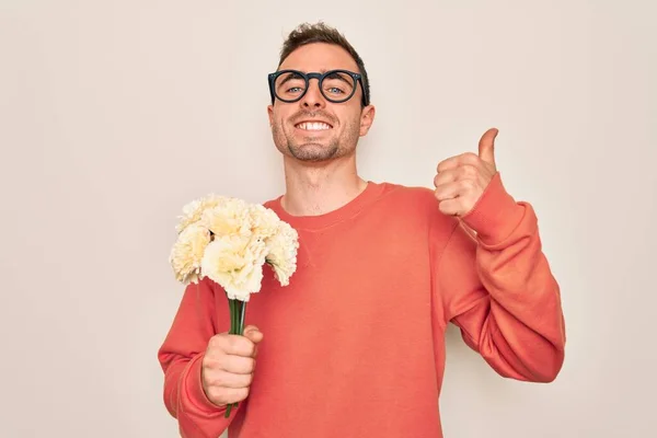 Joven Hombre Guapo Con Ojos Azules Sosteniendo Ramo Flores Sobre —  Fotos de Stock