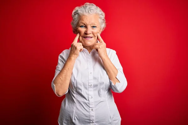 Senior Bela Mulher Vestindo Camisa Elegante Sobre Fundo Vermelho Isolado — Fotografia de Stock