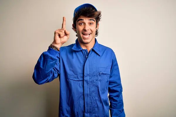 Joven Mecánico Vestido Con Gorra Azul Uniforme Parado Sobre Fondo —  Fotos de Stock