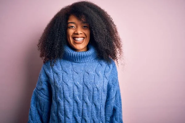 Jonge Mooie Afrikaans Amerikaanse Vrouw Met Afro Haar Dragen Wintertrui — Stockfoto