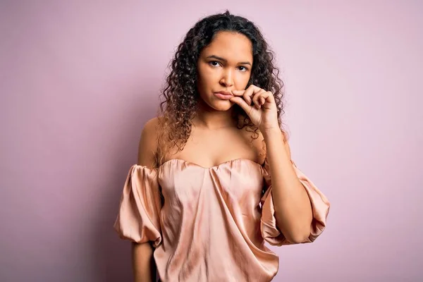 Young Beautiful Woman Curly Hair Wearing Casual Shirt Standing Pink — Stock Photo, Image