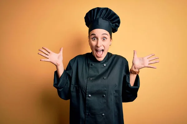Die Junge Schöne Köchin Kochuniform Und Hut Steht Vor Gelbem — Stockfoto