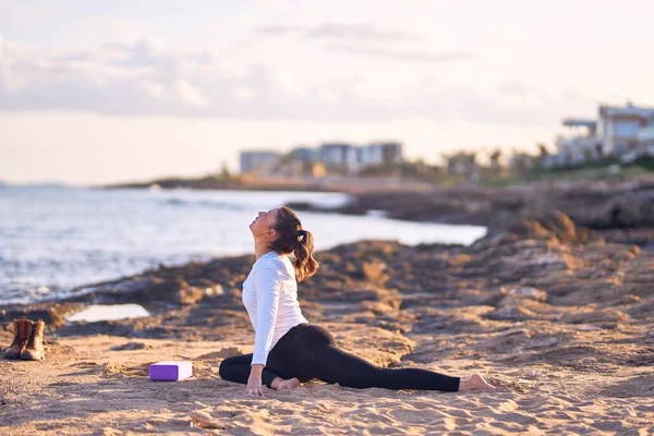 Jeune Belle Sportive Pratiquant Yoga Coach Enseignant Pose Chien Orientée — Photo