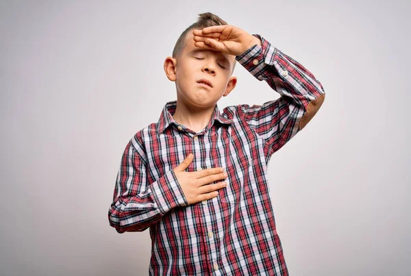 Pequeño Niño Caucásico Con Ojos Azules Usando Camisa Elegante Pie —  Fotos de Stock