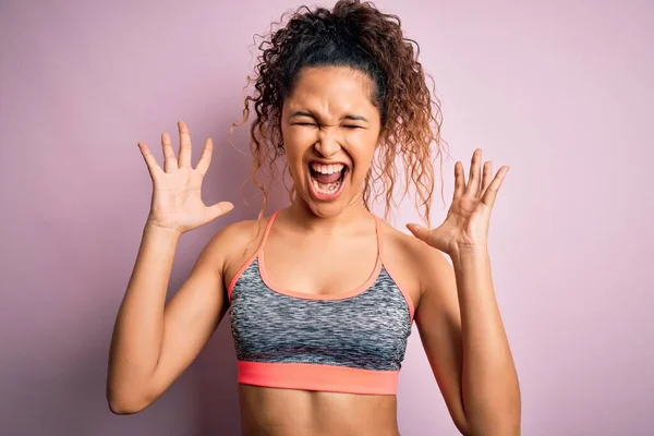 Hermosa Deportista Con Pelo Rizado Haciendo Deporte Usando Ropa Deportiva —  Fotos de Stock