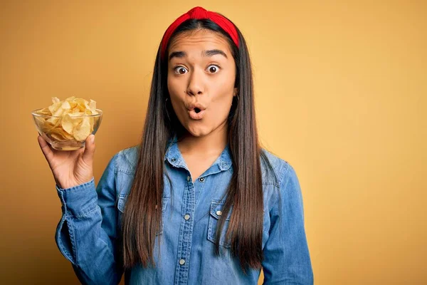 Ung Vacker Asiatisk Kvinna Som Håller Skål Med Chips Potatis — Stockfoto