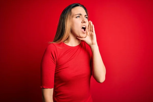 Junge Schöne Blonde Frau Mit Blauen Augen Lässigem Shirt Vor — Stockfoto