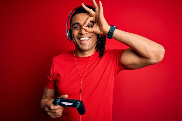 Afroamerikansk Man Med Dreadlocks Spelar Spel Med Joystick Och Hörlurar — Stockfoto