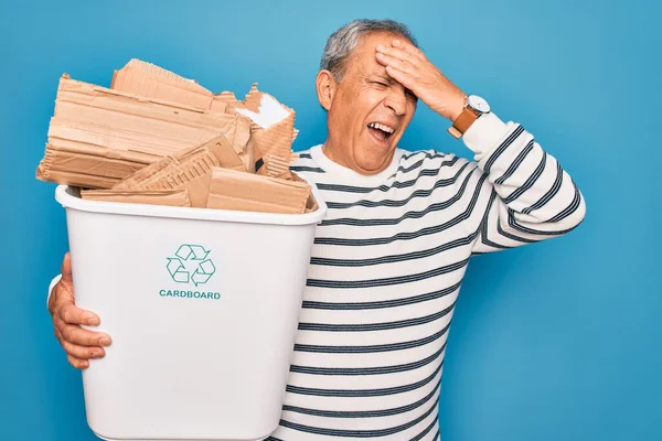 Senior Homem Reciclagem Segurando Lata Lixo Com Papelão Para Reciclar — Fotografia de Stock