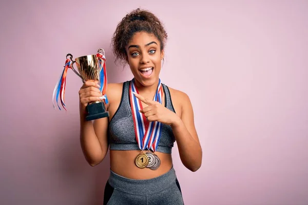 Jovem Afro Americana Menina Desportiva Fazendo Esporte Ganhando Medalhas Troféu — Fotografia de Stock