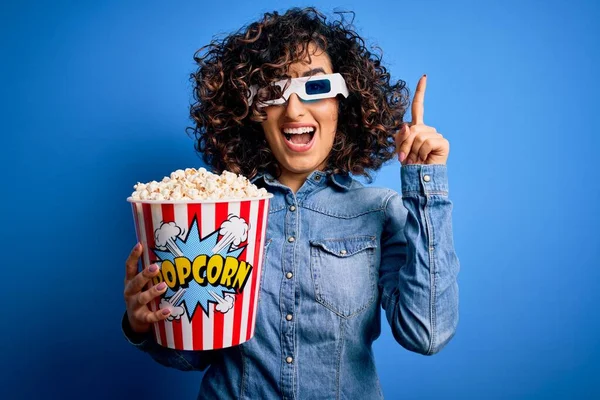 Joven Hermosa Mujer Árabe Rizado Viendo Película Usando Gafas Comer —  Fotos de Stock