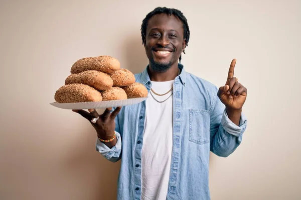 Joven Hombre Afroamericano Sosteniendo Bandeja Con Pan Integral Saludable Sobre — Foto de Stock