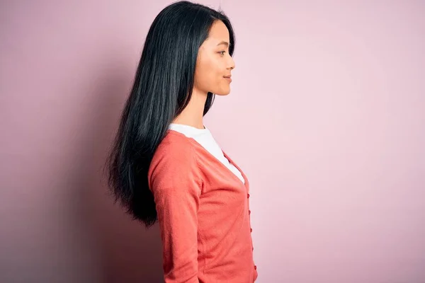 Jonge Mooie Chinese Vrouw Dragen Casual Trui Geïsoleerde Roze Achtergrond — Stockfoto