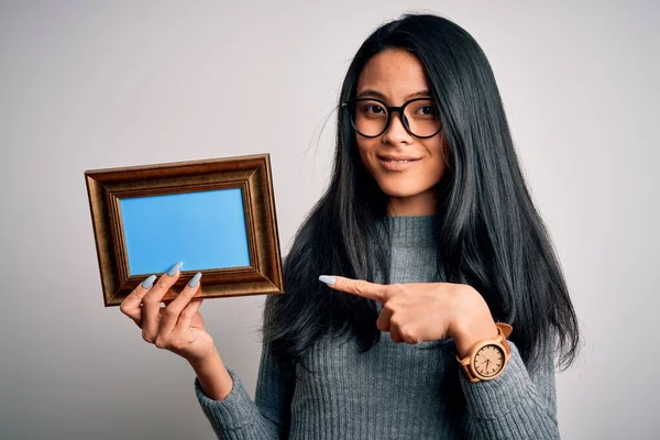 Jong Mooi Chinees Vrouw Holding Vintage Frame Geïsoleerde Wit Achtergrond — Stockfoto