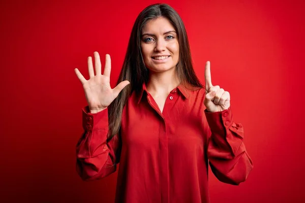 Junge Schöne Frau Mit Blauen Augen Trägt Lässiges Hemd Vor — Stockfoto