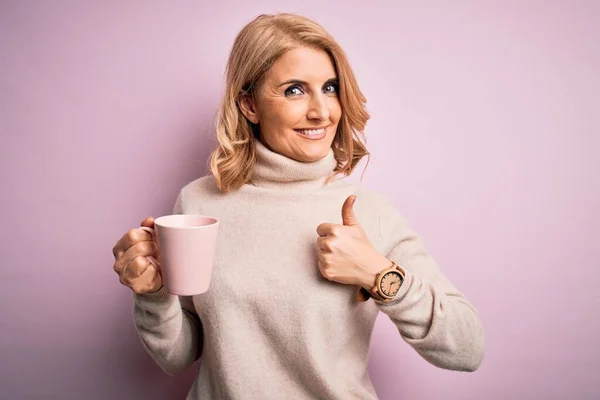 Middelbare Leeftijd Mooie Blonde Vrouw Drinken Roze Mok Koffie Geïsoleerde — Stockfoto