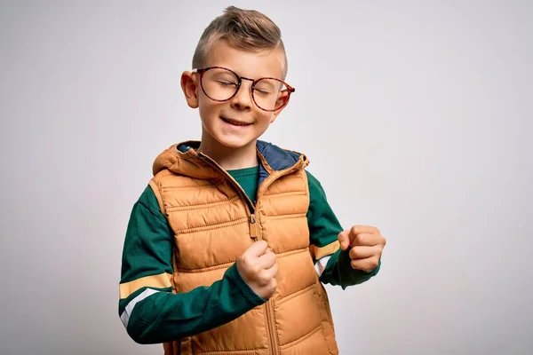 코카서스 아이가 코트를 안경을 성공을 갈망하고 승리의 미소를 찬양하는 — 스톡 사진