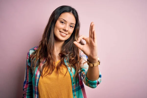 Jonge Mooie Brunette Vrouw Dragen Casual Kleurrijke Shirt Staan Roze — Stockfoto