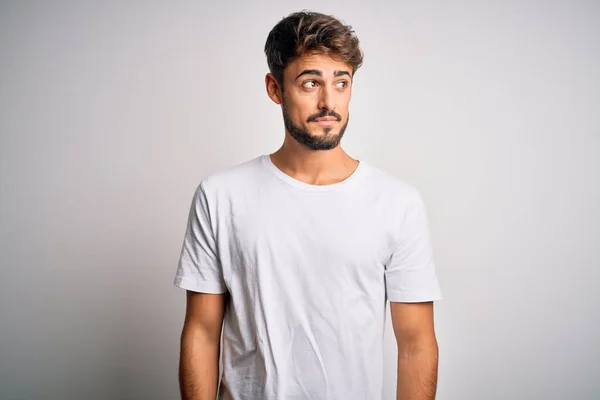 Ung Stilig Man Med Skägg Bär Casual Shirt Stående Över — Stockfoto