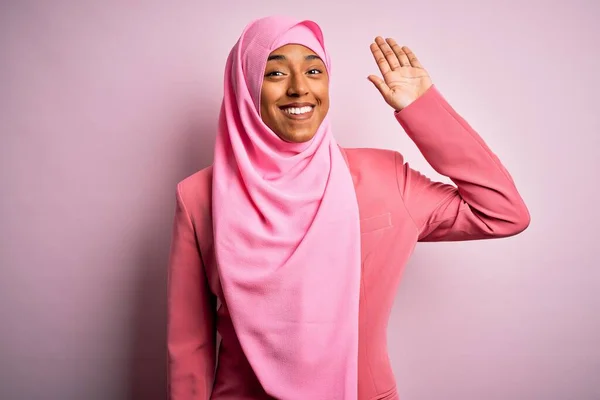 Молодая Афро Американка Мусульманском Хиджабе Изолированном Розовом Фоне Отказываясь Говорить — стоковое фото