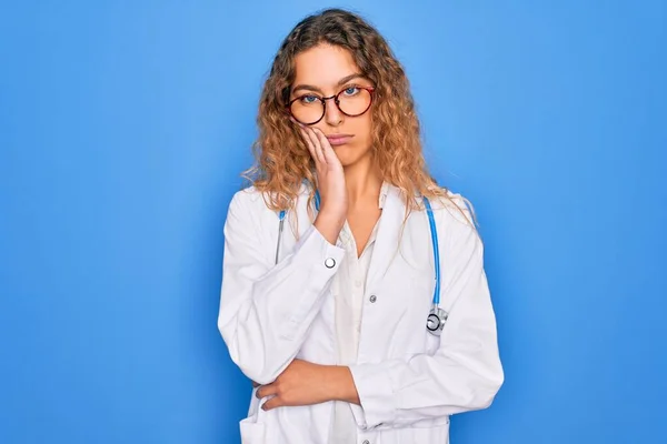 Mladá Krásná Blondýnka Lékař Žena Modrýma Očima Nosí Kabát Stetoskop — Stock fotografie