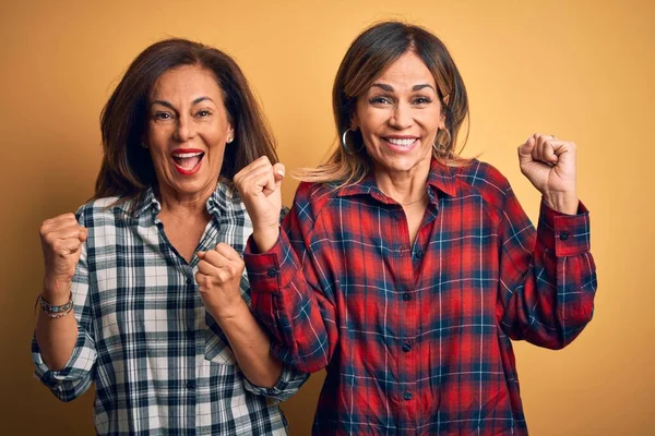 Medioevo Bella Coppia Sorelle Che Indossano Camicia Casual Sfondo Giallo — Foto Stock