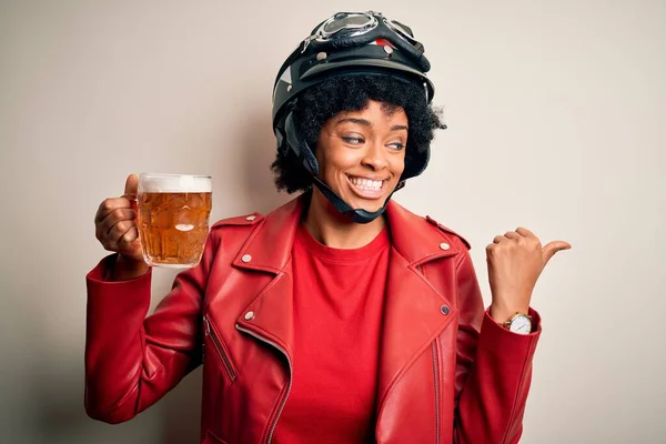 若いですアフリカ系アメリカ人のアフロバイクの女性とともに巻き毛飲酒瓶のビールを指していると幸せな顔の笑顔で親指で側まで示します — ストック写真