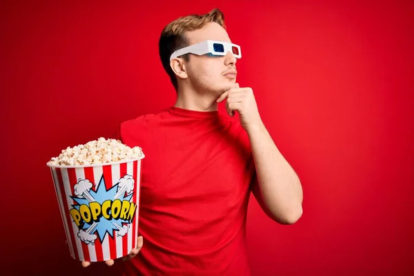 Młody Przystojny Ruda Człowiek Oglądanie Okulary Jedzenie Popcorn Przekąska Czerwonym — Zdjęcie stockowe