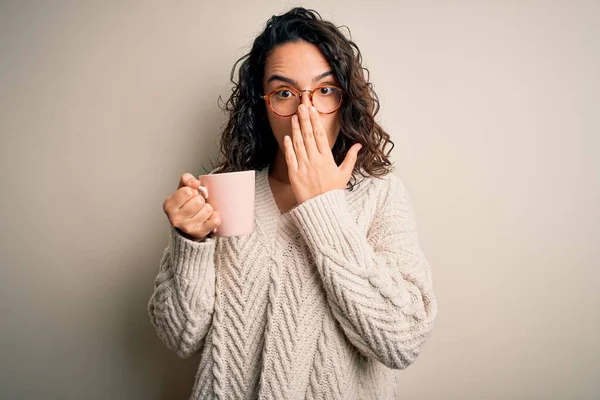 Joven Hermosa Mujer Con Pelo Rizado Beber Taza Café Rosa — Foto de Stock